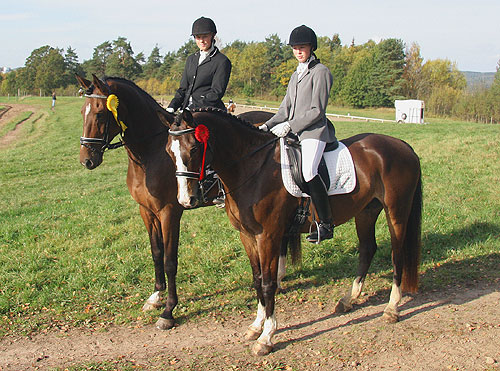 Marina/Lelle och Sandra/Hot ..Efter 1:a dressyrklassen i Alingsås den 14/10-06