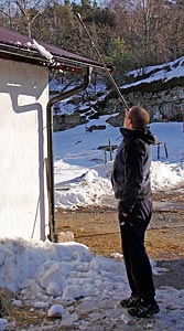 Alle rensar snö från stalltaket.