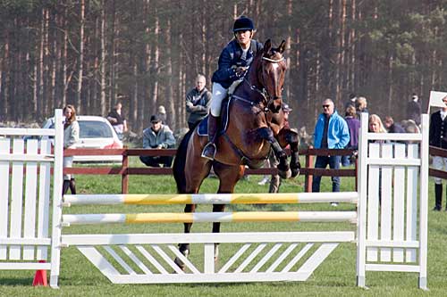 Ida och Freddy rider Banhoppning