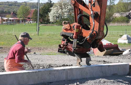 Lasse riktar in sidokantspålen bild 1